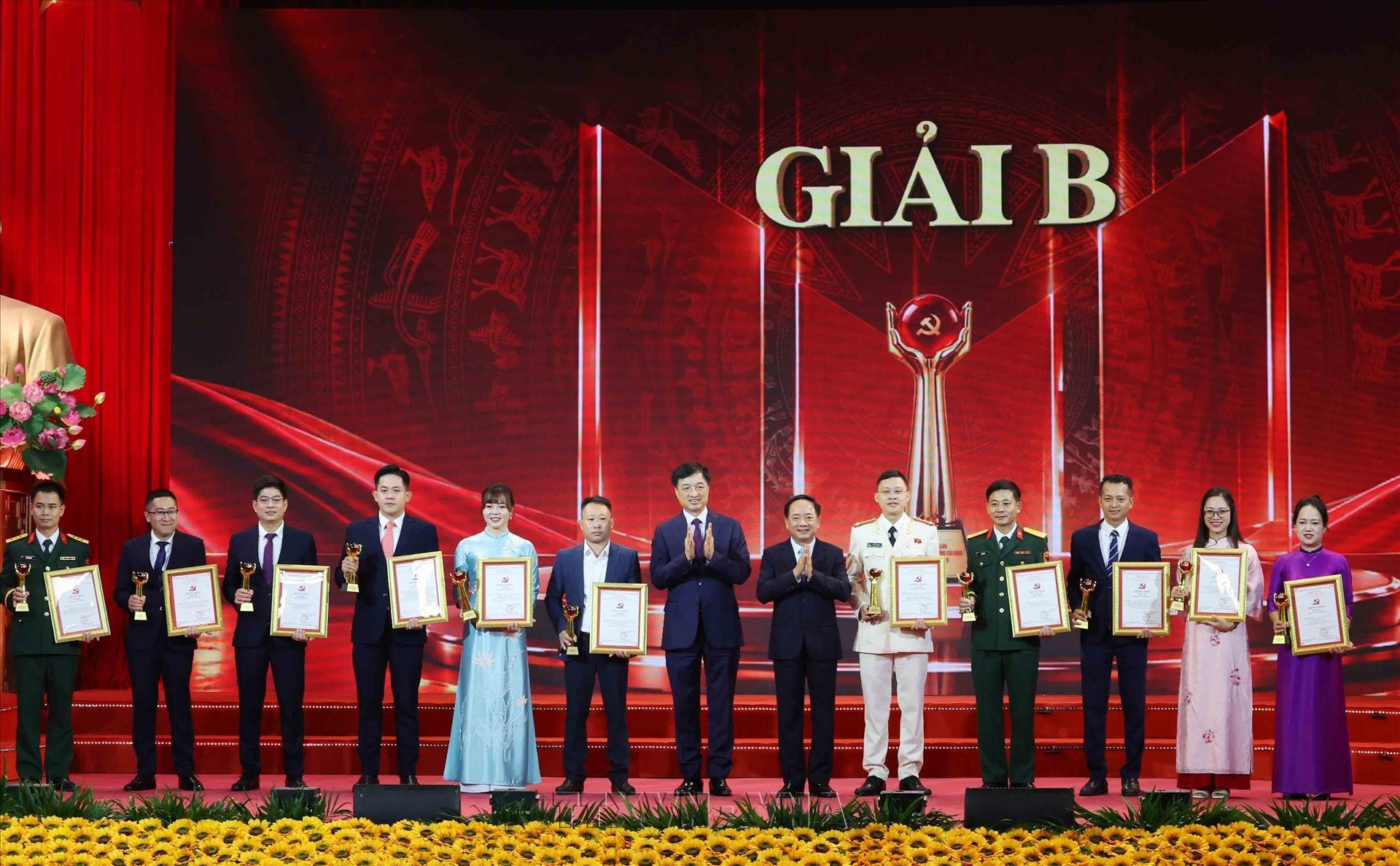 imagevietnam.vnanet.vn-mediaupload-org-2026-10-18-_vna-potal-le-trao-giai-cuoc-thi-chinh-luan-ve-bao-ve-nen-tang-tu-tuong-cua-dang-lan-thu-6-909671418-22-36-44.jpg