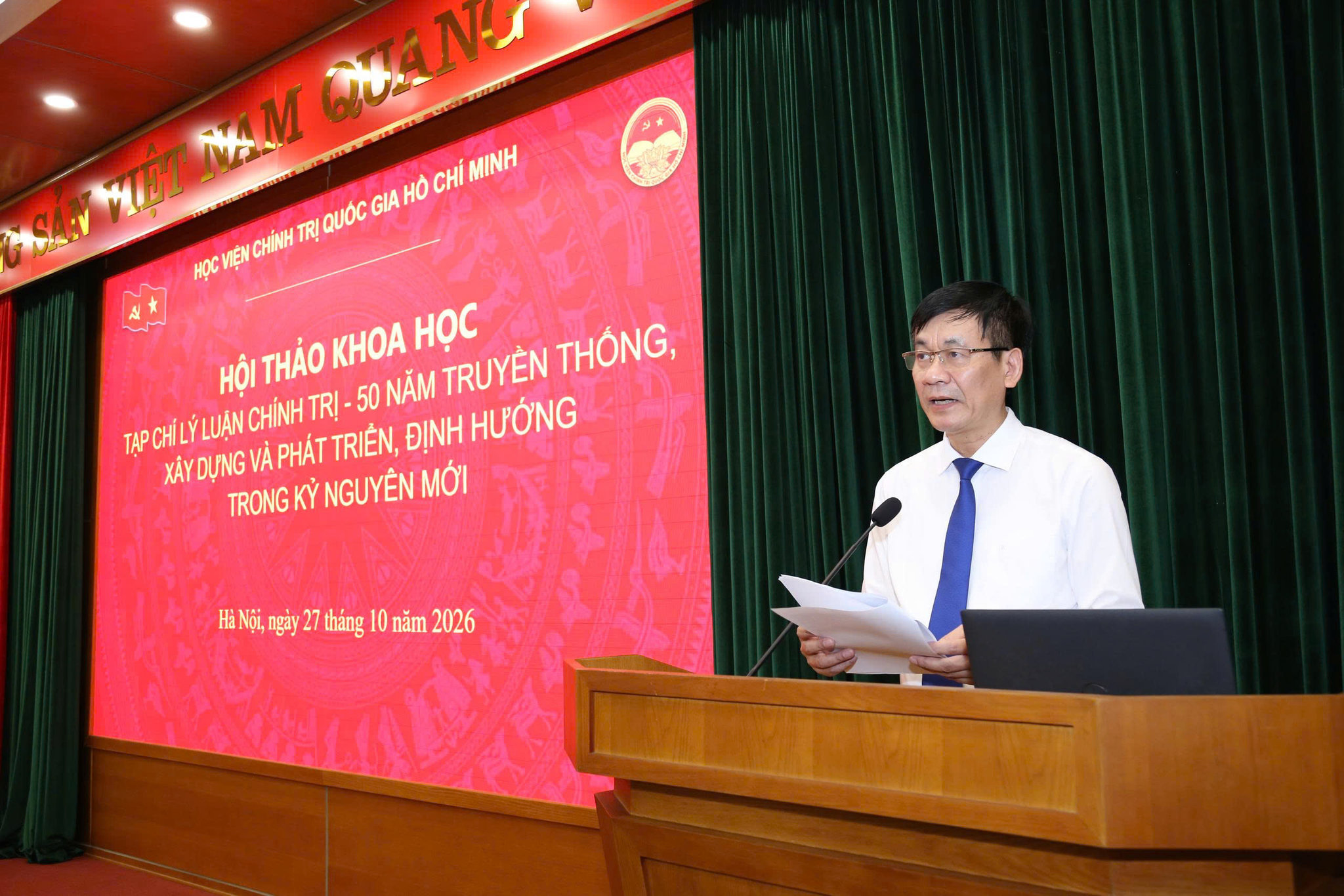 PGS, TS Nguyễn Thắng Lợi báo cáo đề dẫn Hội thảo