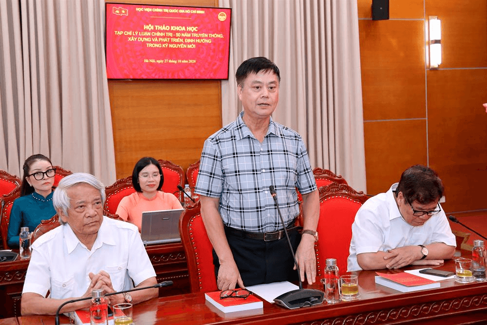 GS, TS Phạm Văn Đức, Chủ tịch Hội Triết học Việt Nam, Ủy viên Hội đồng Biên tập Tạp chí tham luận tại Hội thảo