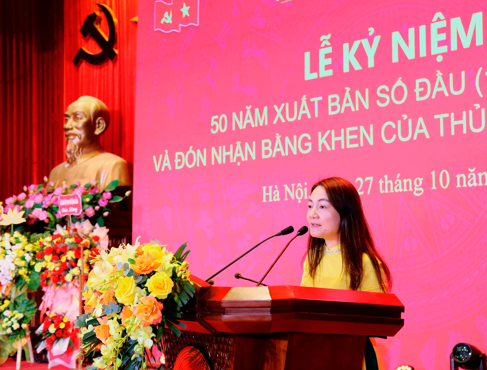 ThS Nguyễn Thị Thúy Thảo đại diện cán bộ trẻ Tạp chí Lý luận chính trị phát biểu tại buổi Lễ